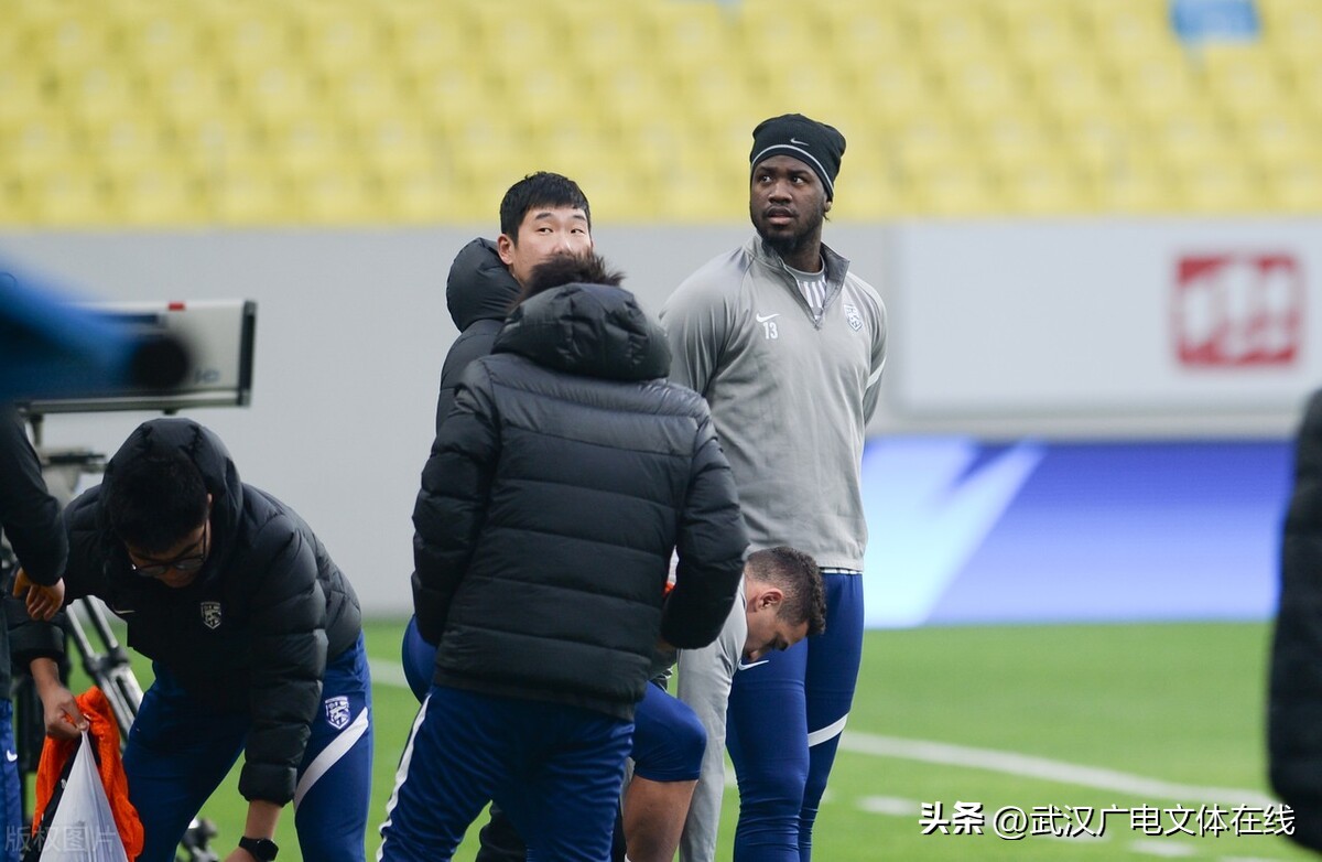 武汉三镇主场看球,武汉三镇比赛球迷现场