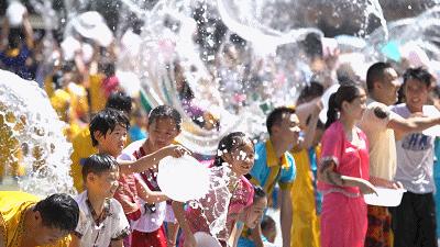 西双版纳的狂欢泼水节,西双版纳傣历1377年泼水节视频