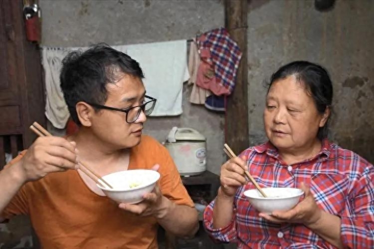 上海女子带孩子二婚，新郎苦涩表情引发猜想！她肚子里还有一个