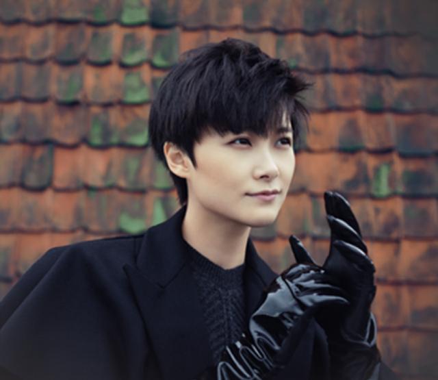 最有钱女明星刘亦菲,刘亦菲秀名贵翡翠大耳环