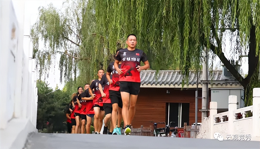 跑马拉松的人是在走还是在跑,当我们跑步时我们在谈些什么