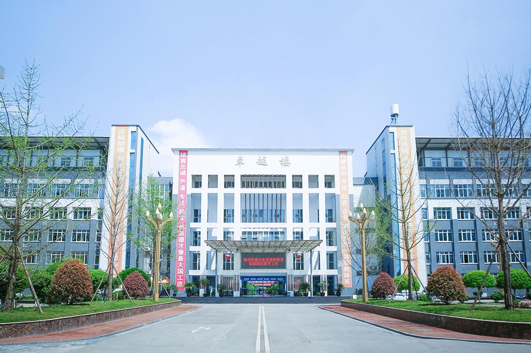 校园里面真的有飞机场和火车站吗,成都机电工程学校双流校区