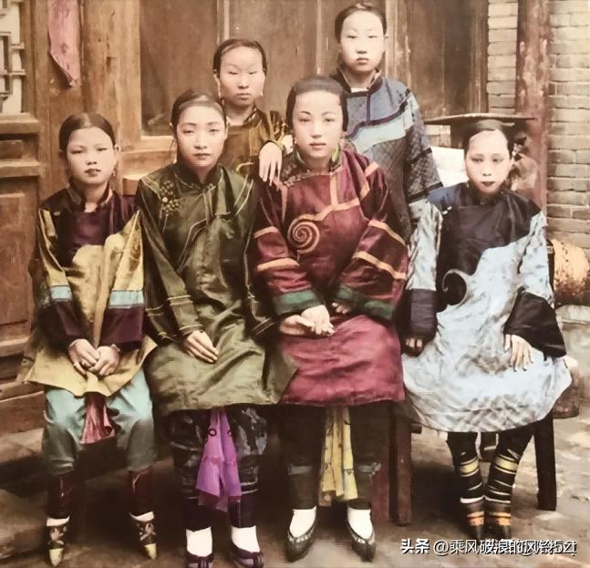 高清老照片：旗人格格大腿岔开豪放洗衣，地主三妻四妾不输女明星