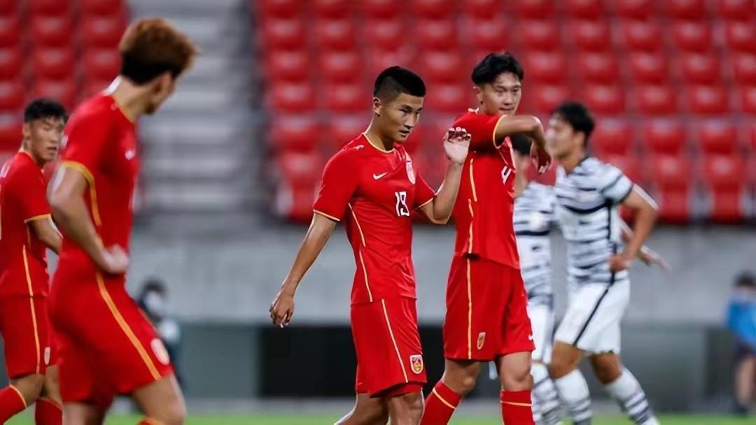 国足2-1逆转泰国朱辰杰手球,国足输越南朱辰杰哭了