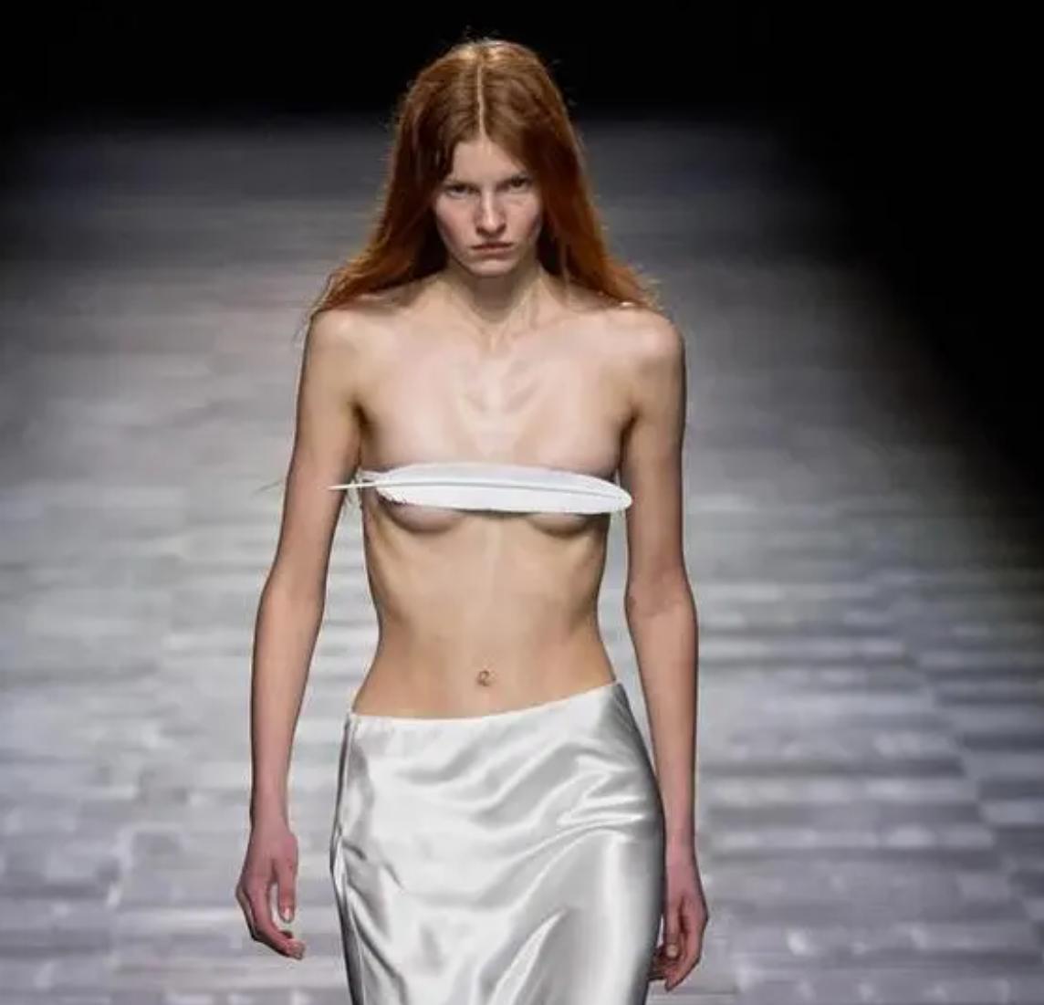 大牌时装秀，频繁暴露隐私部位，到底是追求潮流还是为了博眼球