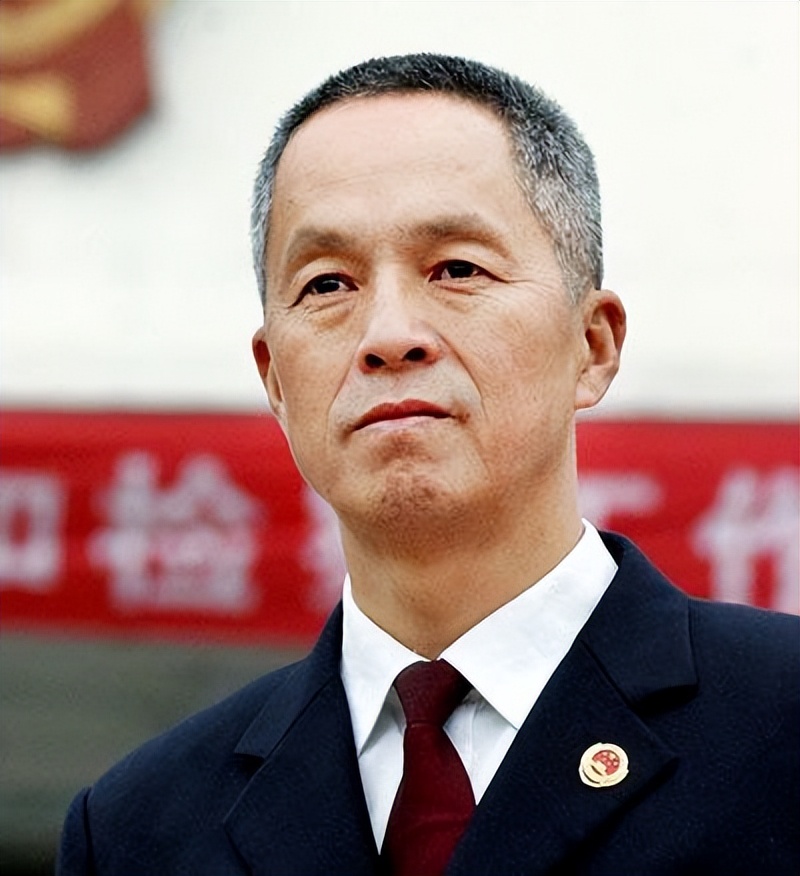 河南农民工买了件绿马甲，被误判13年，差15天刑满却被无罪释放