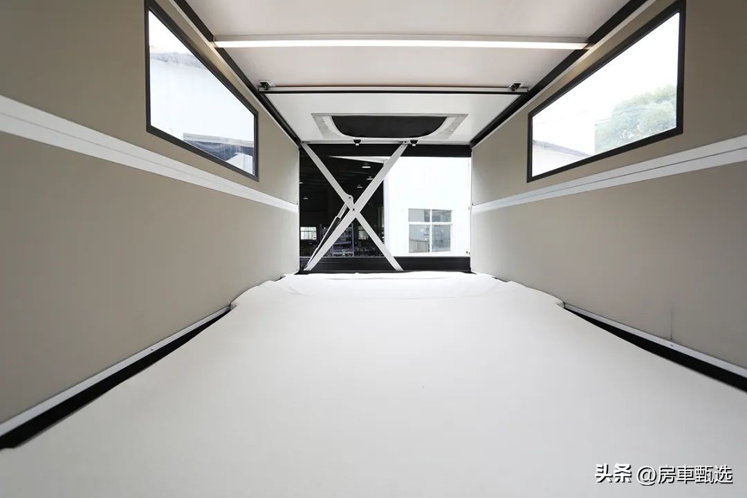 福特新全顺升顶商旅房车,福特新全顺2023款旅居房车