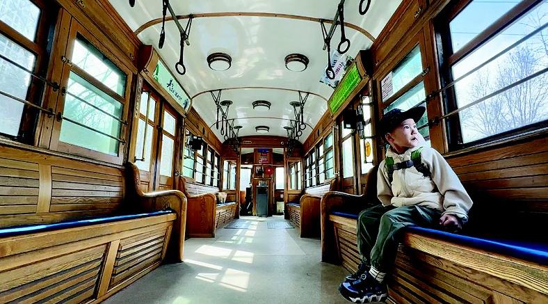 半岛晨报社到港东五街怎么走,坐201路游大连