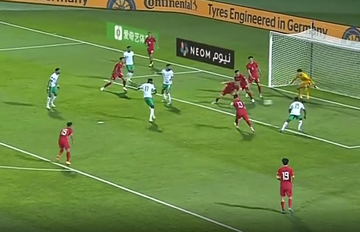 国足0比3韩国朱辰杰,国足0比0日本朱辰杰抽射