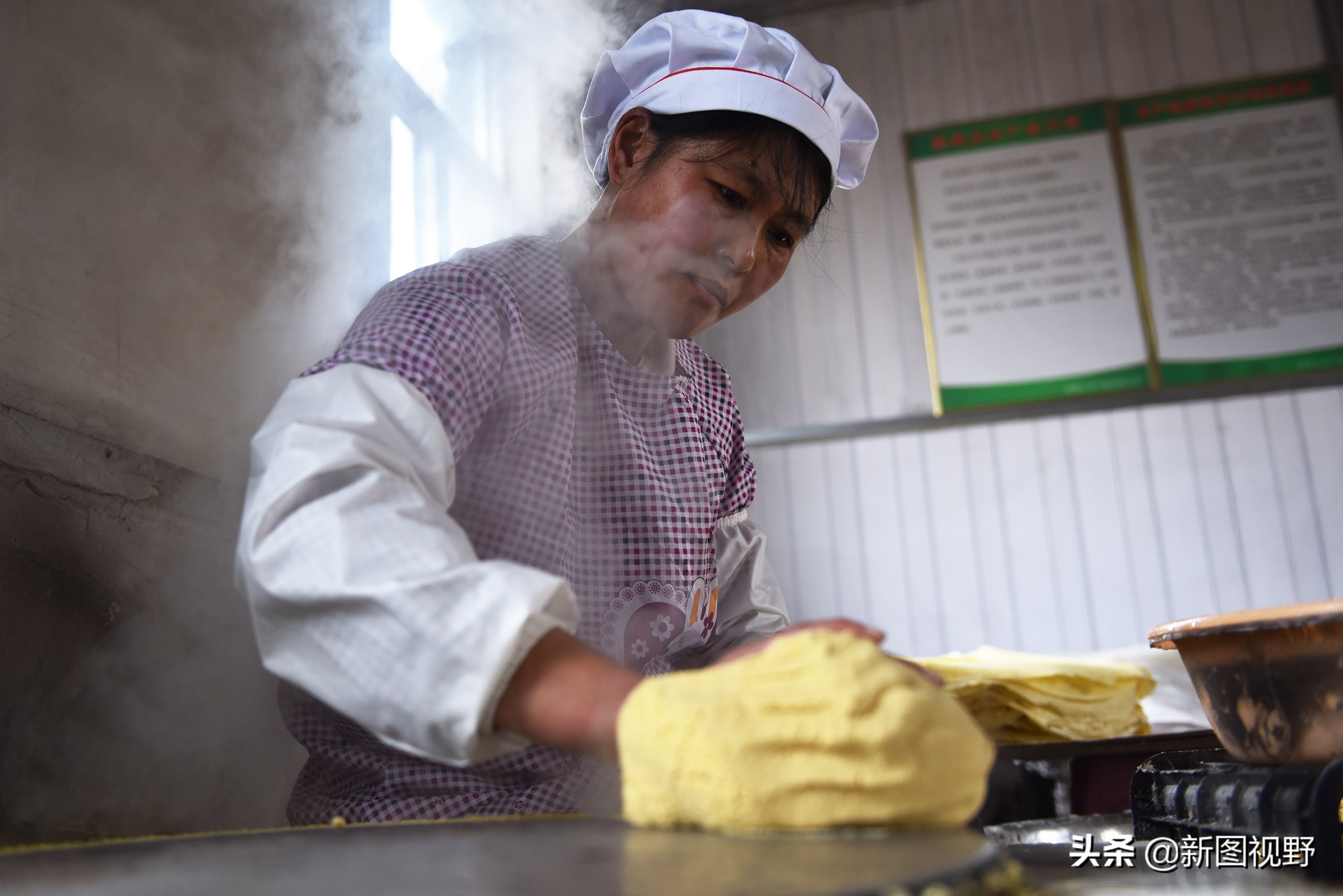 山东农村大妈手工摊煎饼视频,纯手工农村煎饼大姐