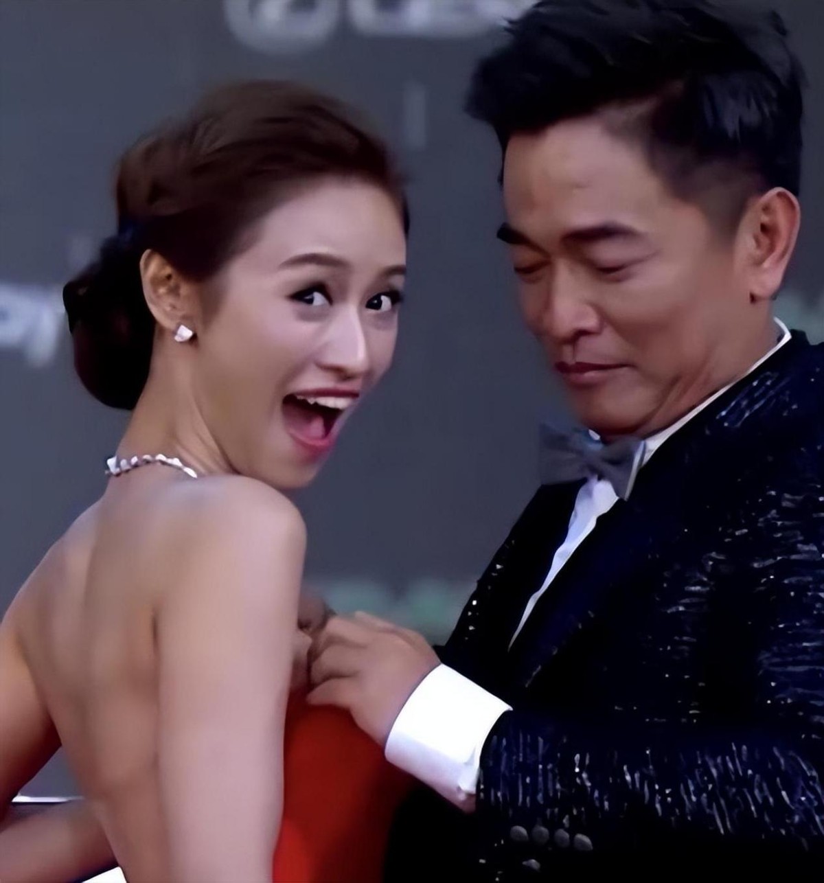 强吻30岁女儿，陪孩子裸睡起生理反应，没有边界感的父母有多可怕