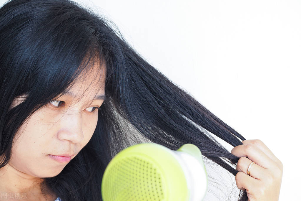 洗完头发风干好还是自然干好,洗完头自然风干好还是吹干好