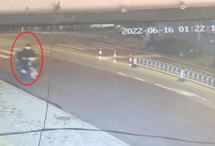 外卖小哥偷走别人的摩托车去海边,外卖小哥抓偷摩托车