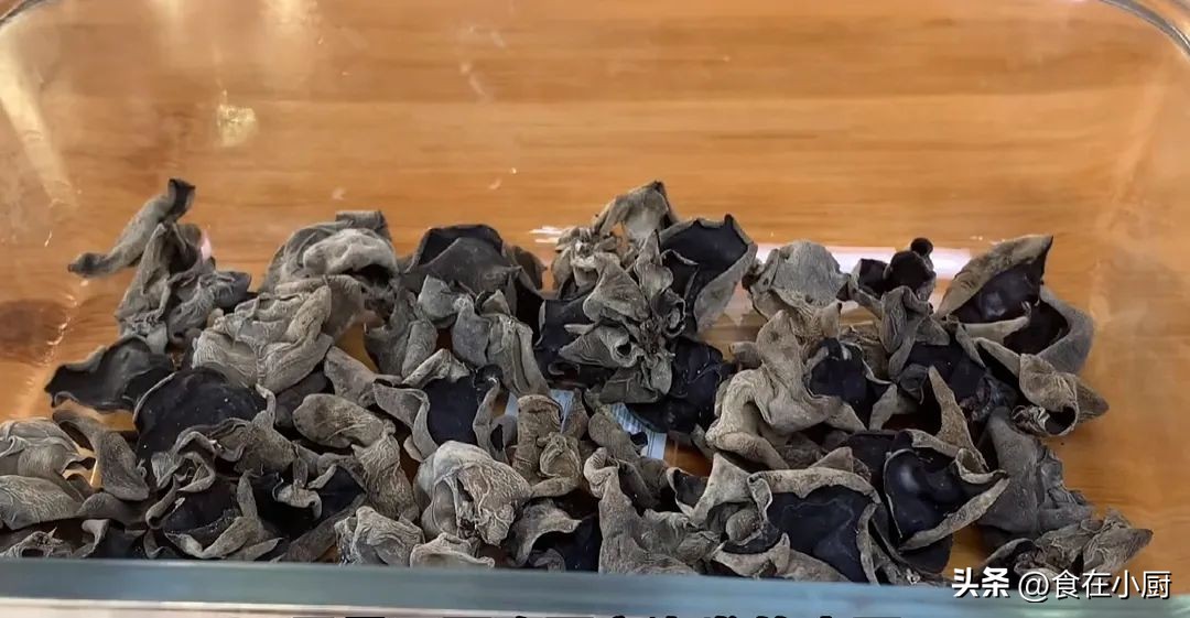 木耳怎么泡干净又快除虫卵,木耳上有很多黑点虫卵还能吃吗