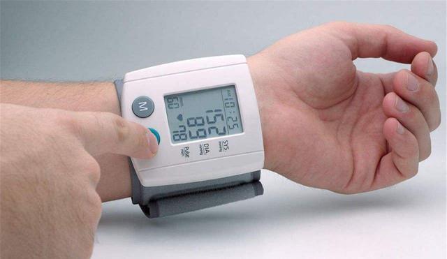 血压高不高看腿脚就知道,血压高的人多观察手指