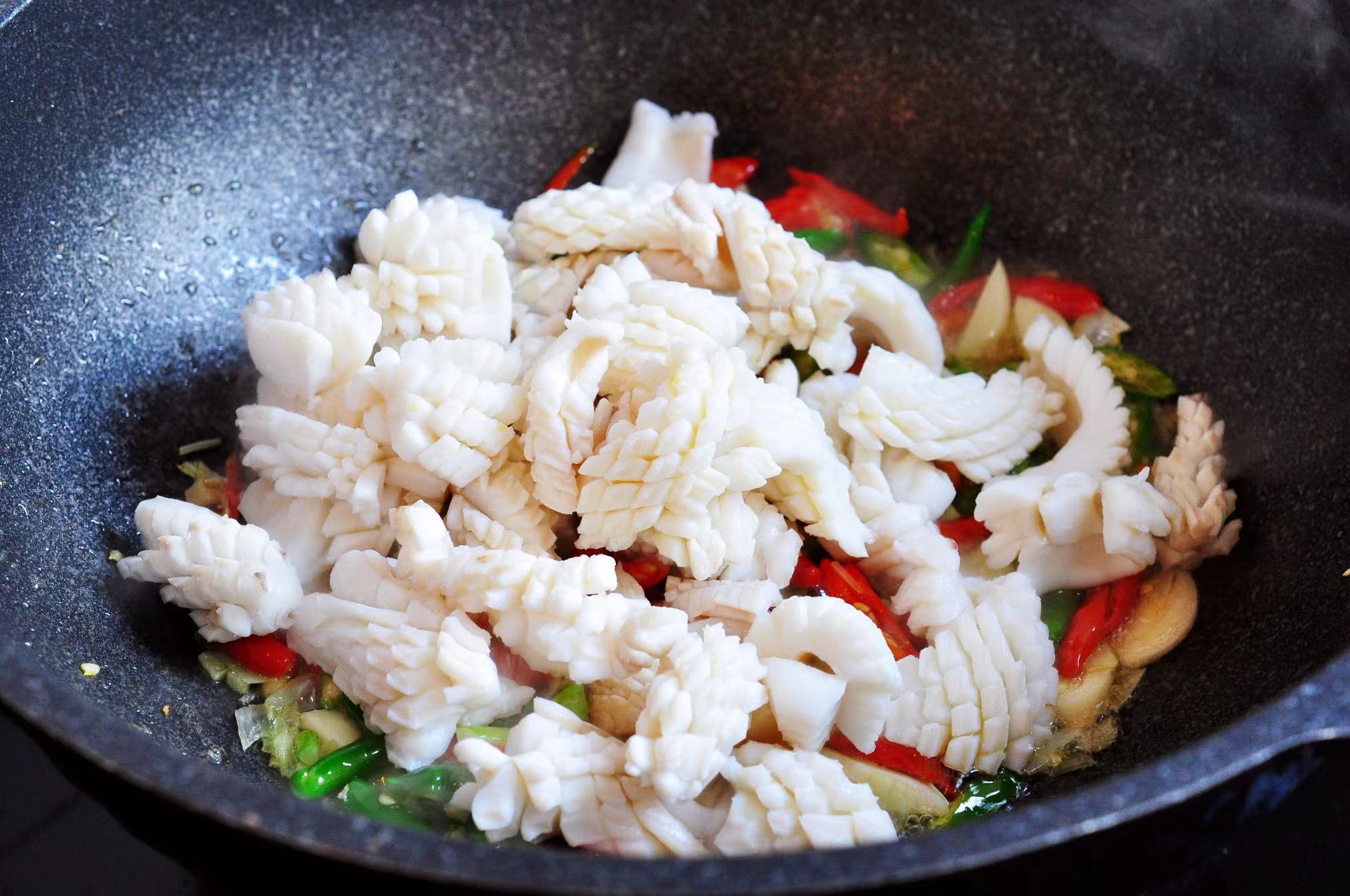 切干鱿鱼卷的正确方法,鱿鱼皮怎么撕干净利落