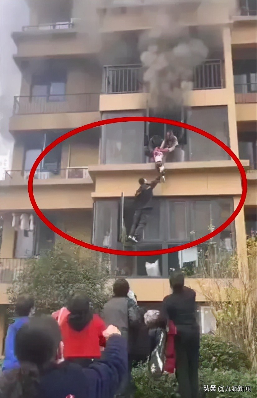 救人快递小哥双眼皮引关注,快递小哥救人割双眼皮