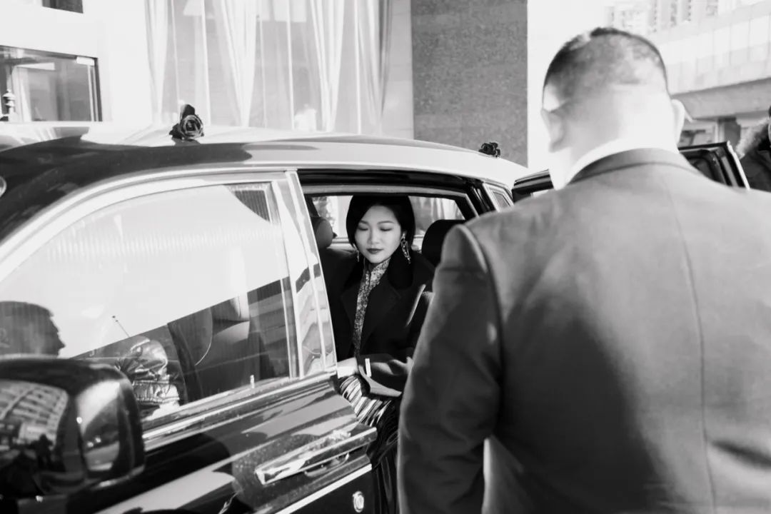 高管辞职与妻子环游中国,土豪丈夫破产