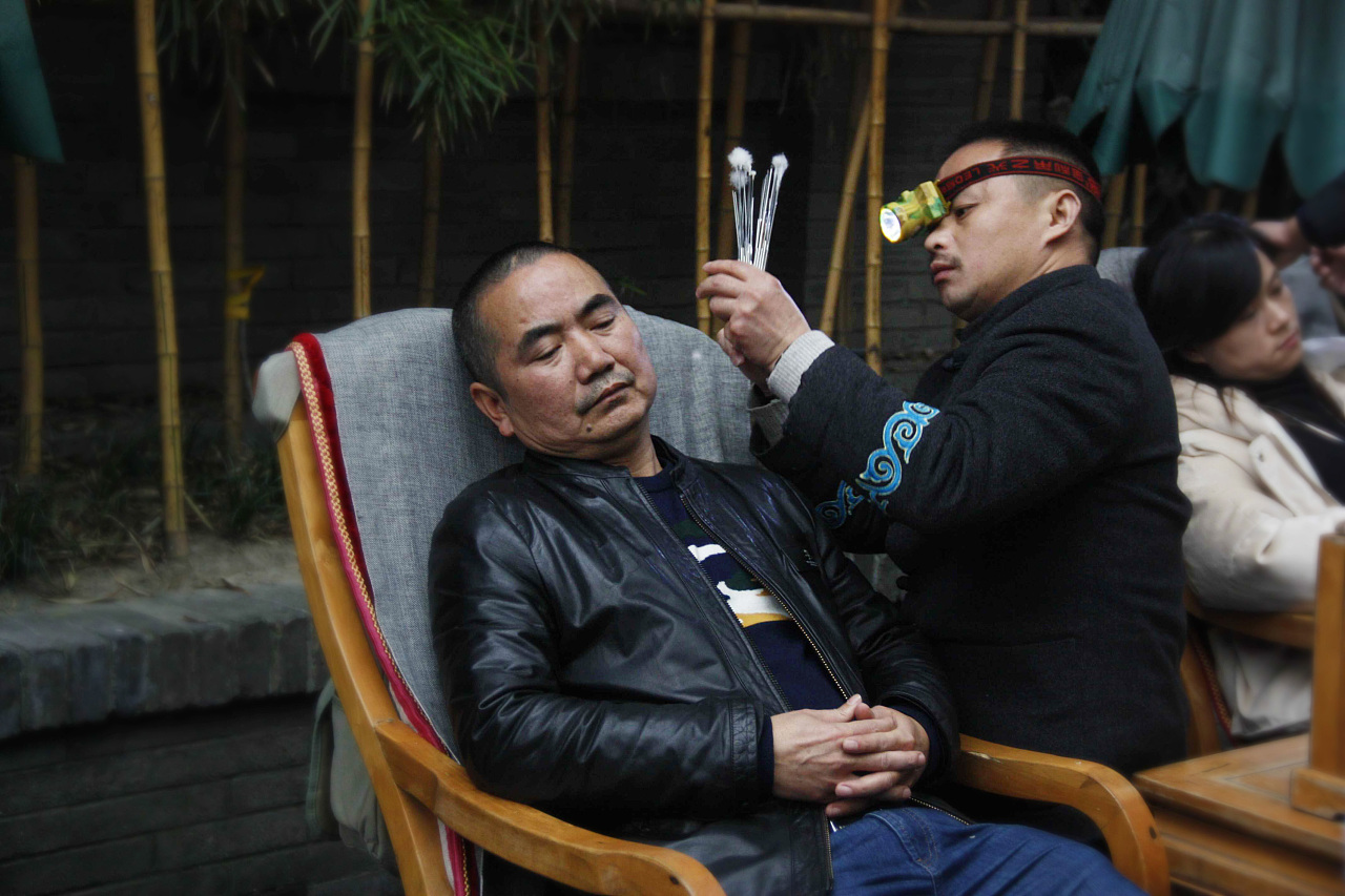 耳朵经常用棉签掏觉好痒怎么办,耳朵老是痒天天都要掏怎么回事