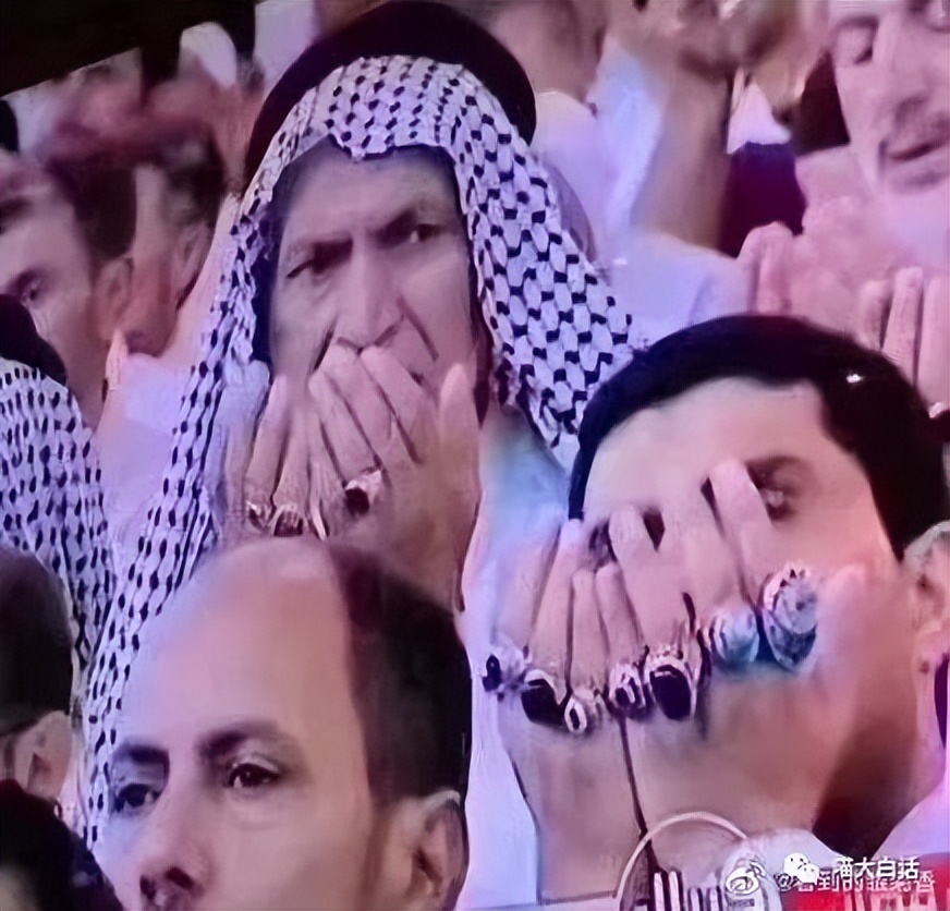 当富豪看到自己的国家队输球后...哈哈原来有钱人也会不高兴！