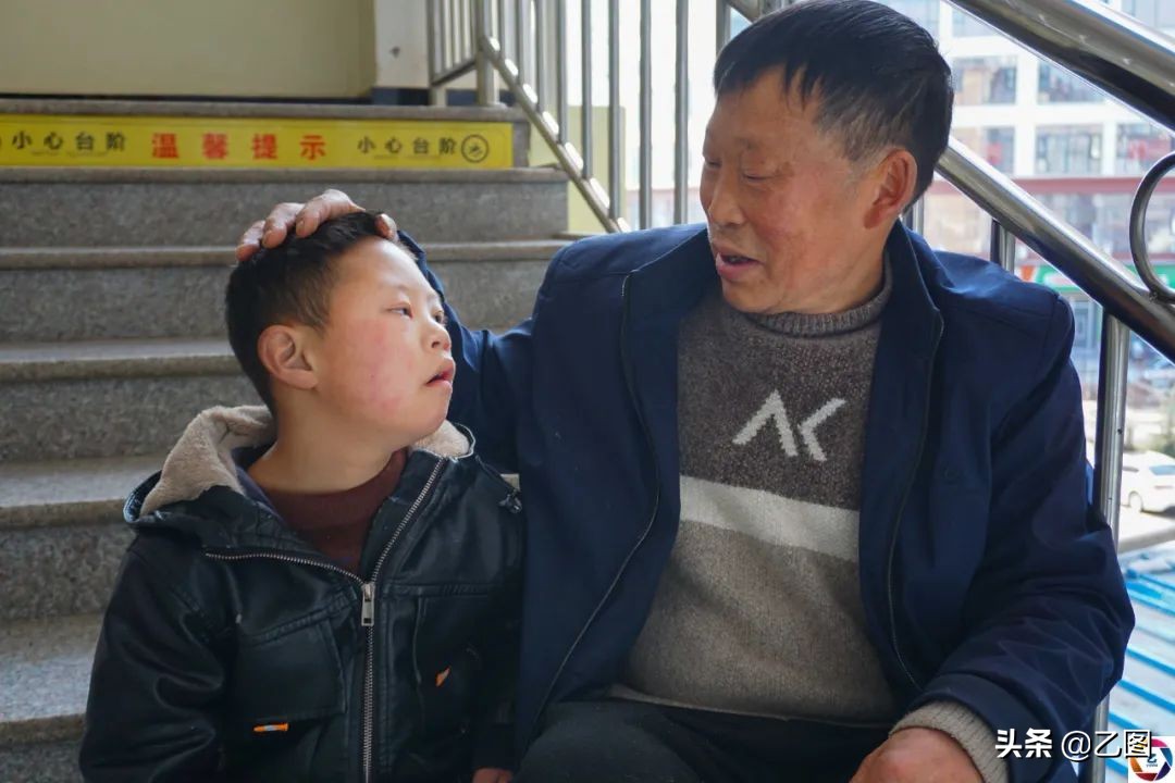 孙子发狂砍断爷爷的手筋，爷爷流泪倾诉：只要孙子能好要命都可以