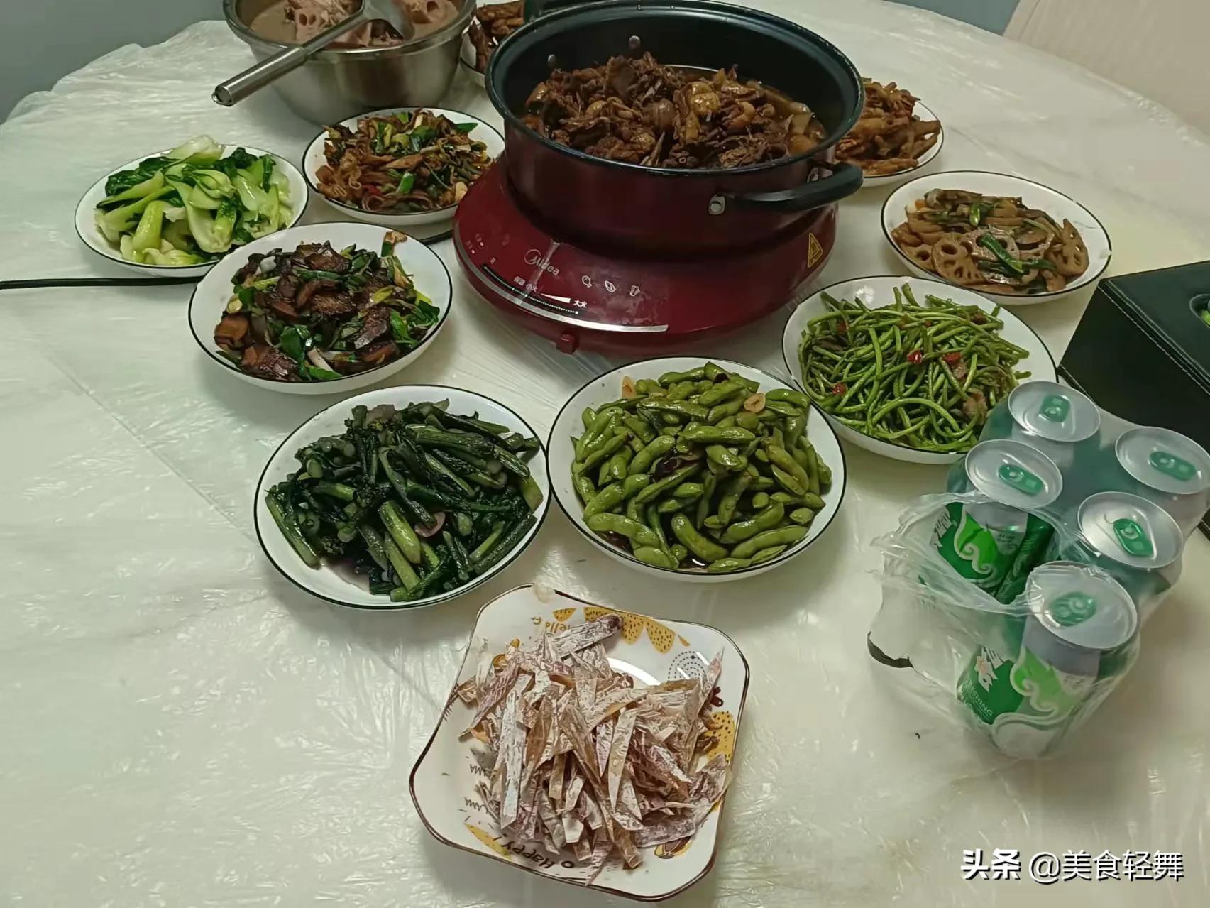 去女友家拜年，妈妈做了13道菜，男友却没敢动筷，网友：太不讲究