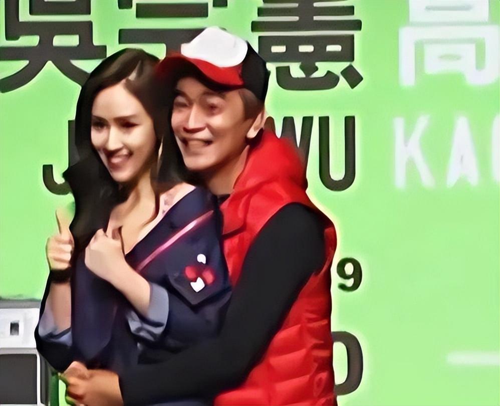 父女“嘴对嘴亲吻”不害臊，以爱的名义满足私欲的行为，该停止了