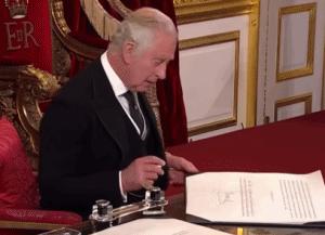 73岁查尔斯刚登基就身体堪忧？手指红肿像香肠，被拍到暴怒视频