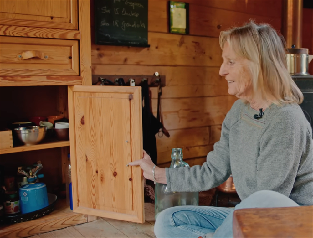 发现一位74岁奶奶的蜗居：16㎡小家没电没暖气，她却一住就是30年