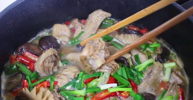 炖鸡肉时切记别直接焯水教你一招,炖鸡肉别直接焯水教你正确做法