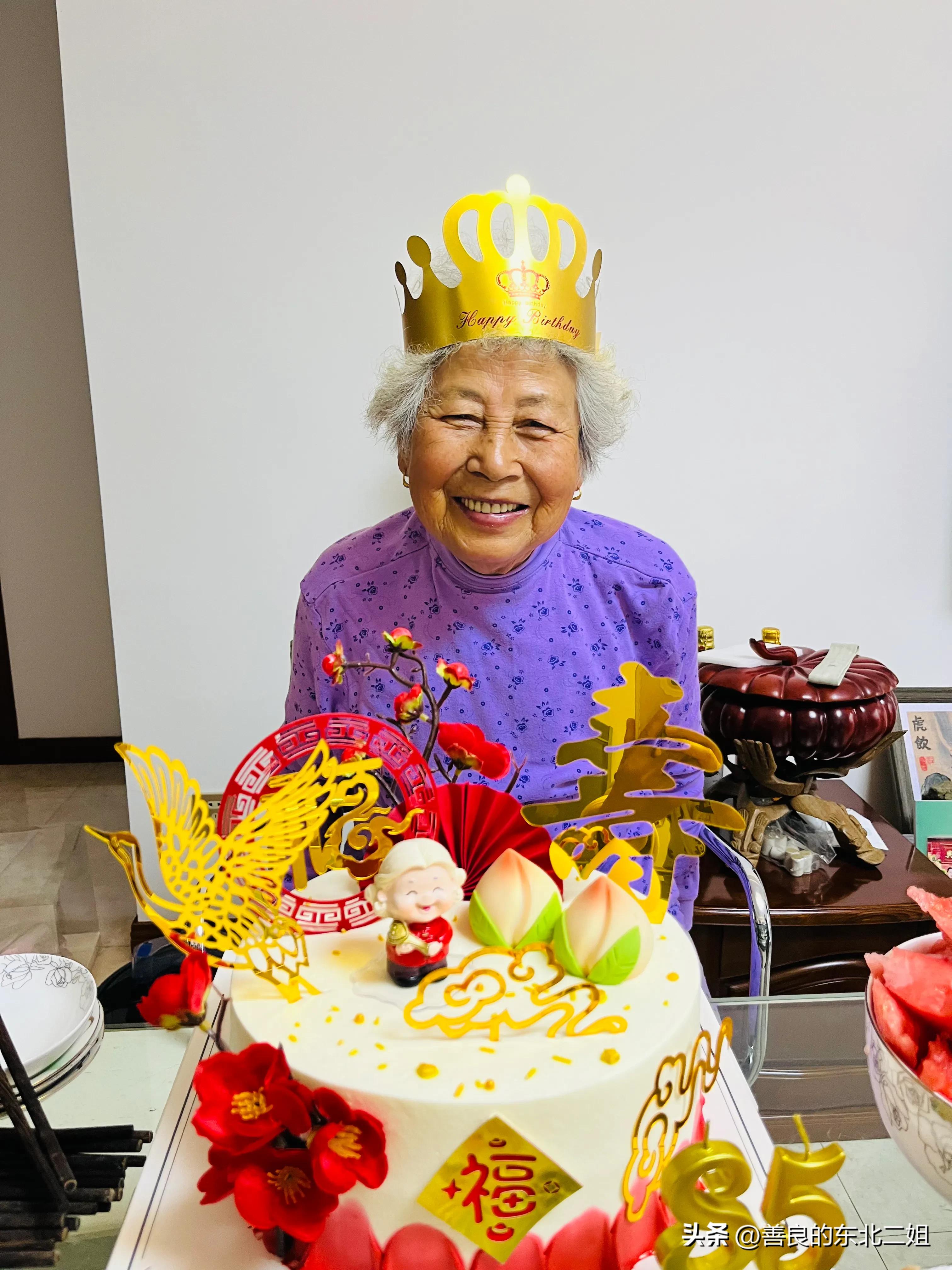 85岁的母亲选择独居，她有四份工作要做