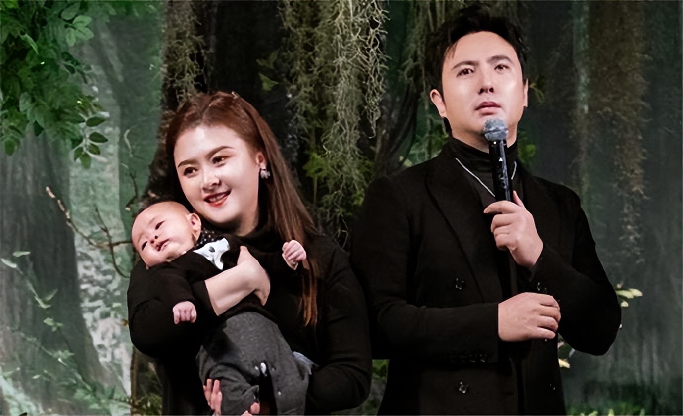 怀孕了？沈腾出国看病，王琦深夜与友人聚餐，笑容满面，肚子突出