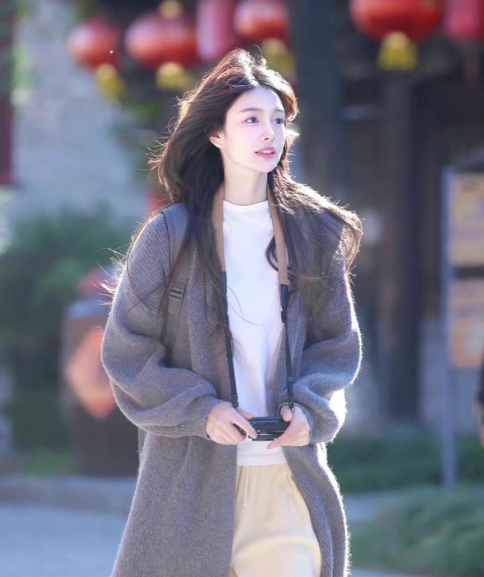 这是我见过最好看的“方脸美女”，甜美又贵气，很像归国的小公主