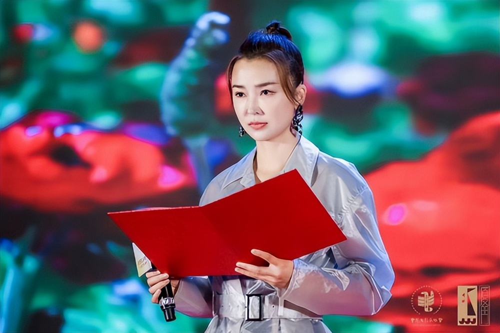 姚星彤颁奖典礼视频,姚星彤镂空礼服