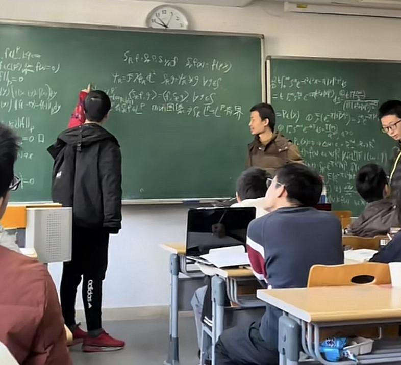 北大韦神和清华数学竞赛,韦神数学天才闭着眼睛上数学课