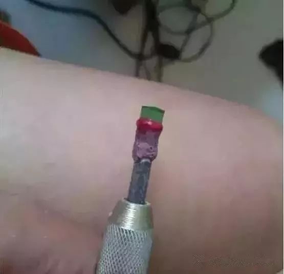 啤酒瓶做帝王绿翡翠,高人拿啤酒瓶做翡翠