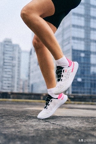 安德玛领跑荧光运动鞋,安德玛随变鞋偏小