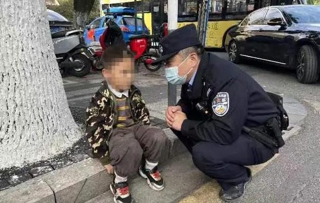 小孩子跟父母走丢如何正确应对,孩子出门和父母走散