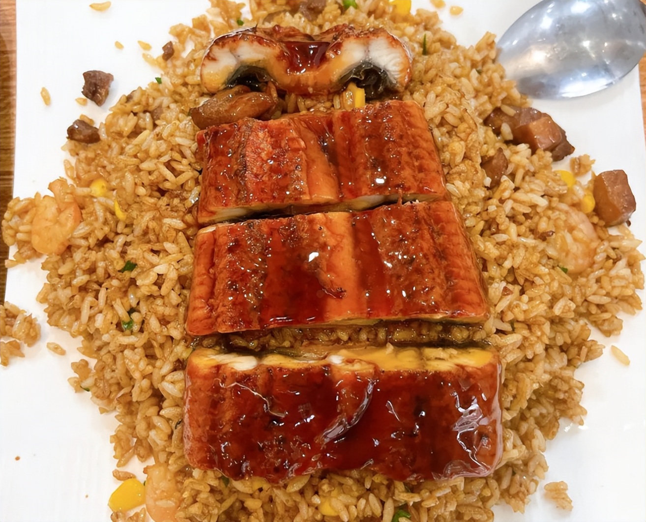 00后小情侣,在南京老面馆点了2份鳗鱼炒饭花了132,老板说不赚钱