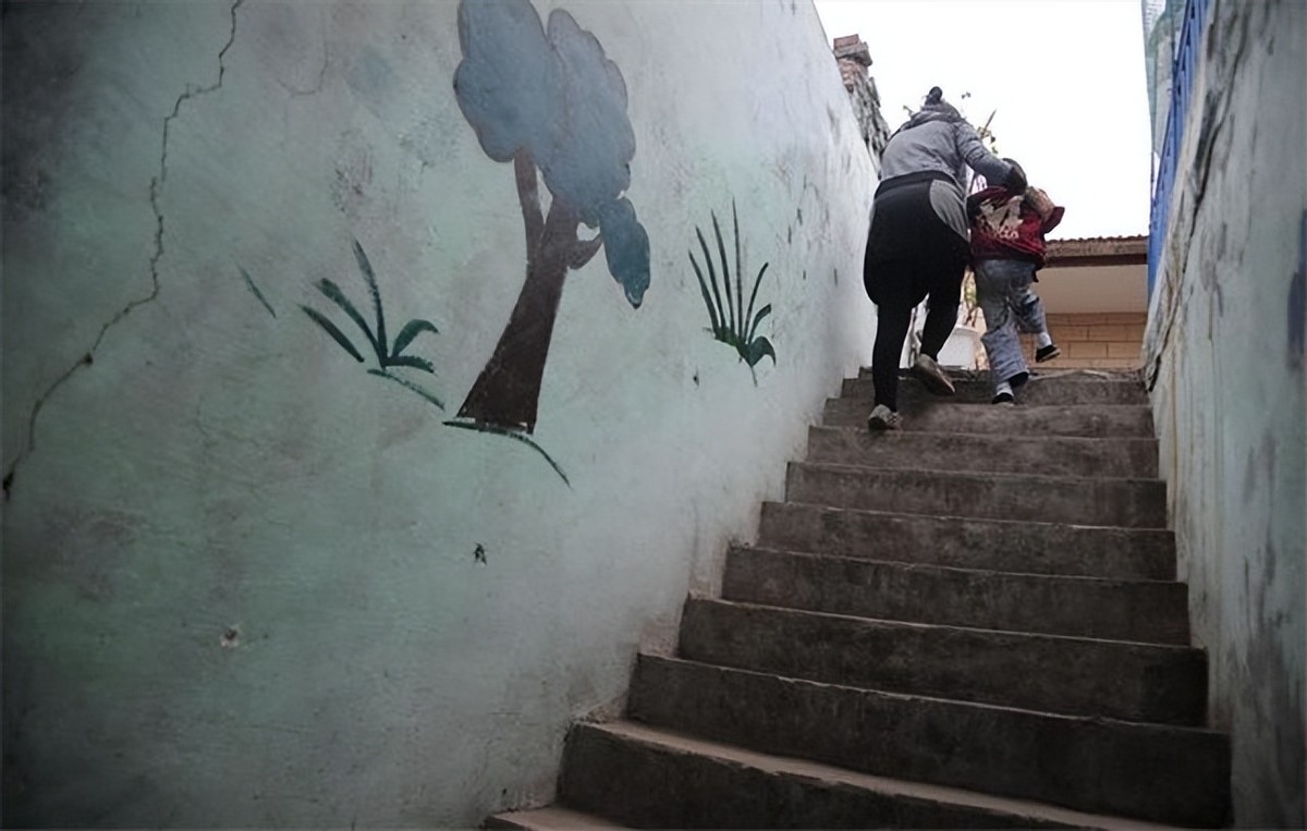 漂亮女教师被辞退,女教师为女儿辞职