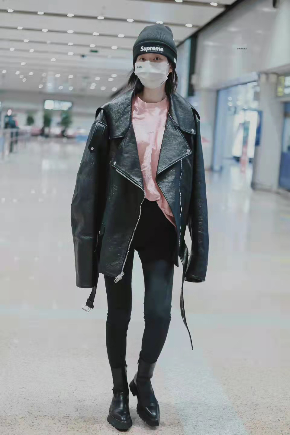 乔欣的粉红t恤穿出时髦感,关关乔欣红机车皮衣