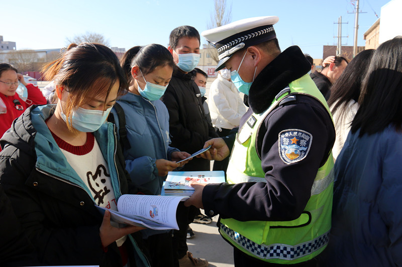 【平安春运交警同行】民勤公安交警走进运通驾校开展春运交通安全及“一盔一带”冬季交通安全宣传活动