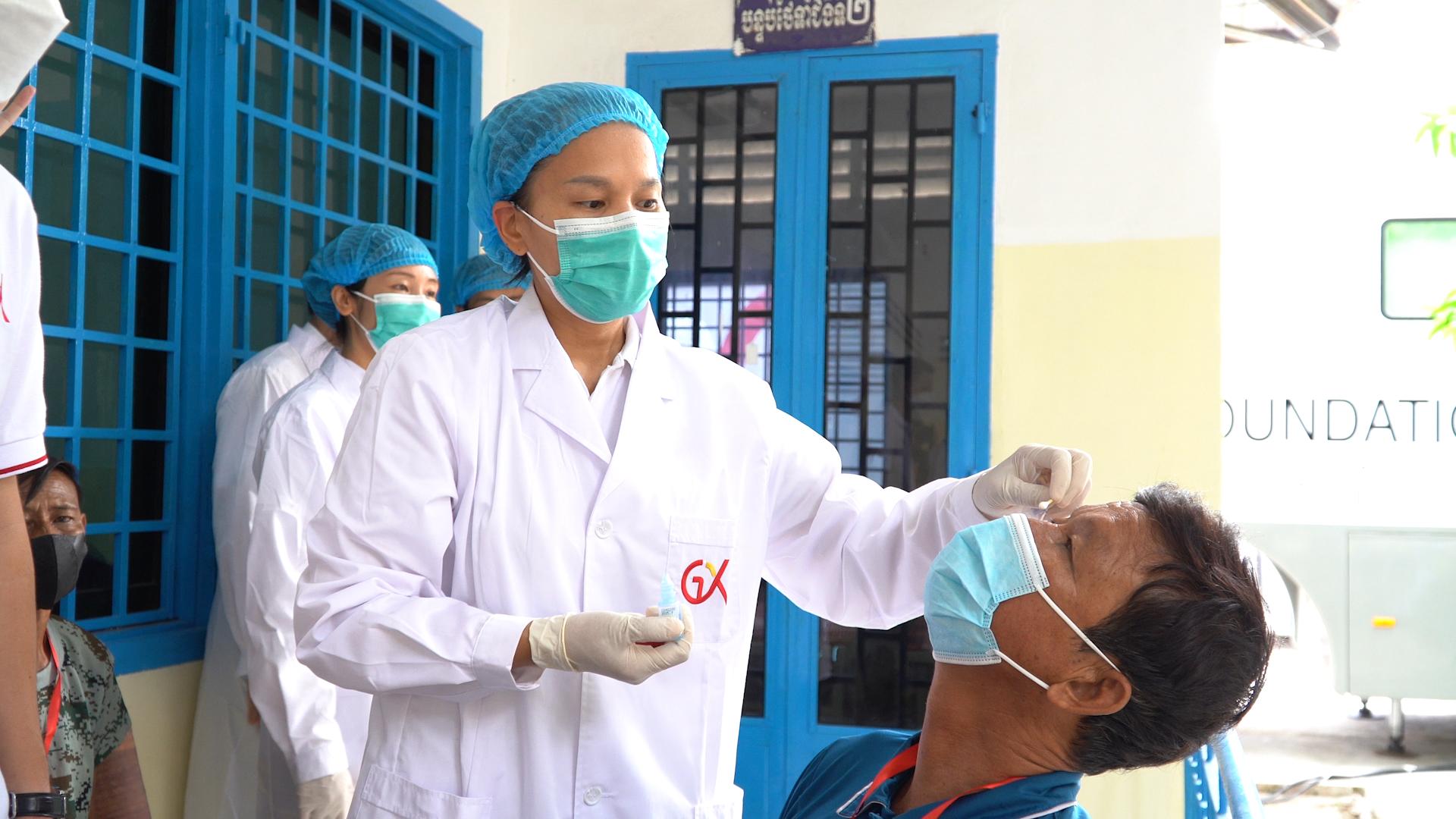 丝路盛放洋紫荆|港NGO联手内地医疗队出海扫“盲”50年柬埔寨白内障患者复明：我能看到了！