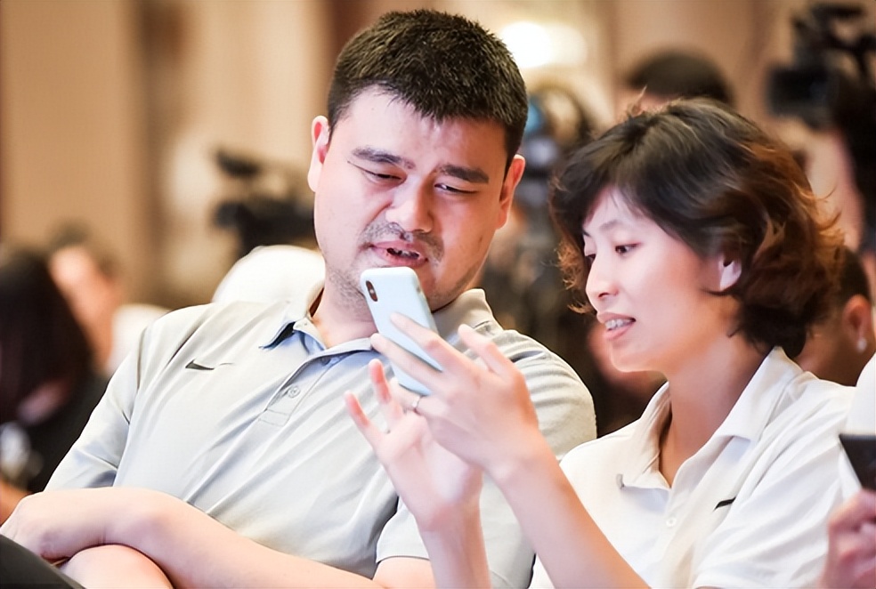 姚明叶莉两人今年多少岁,姚明携手叶莉罕见现身