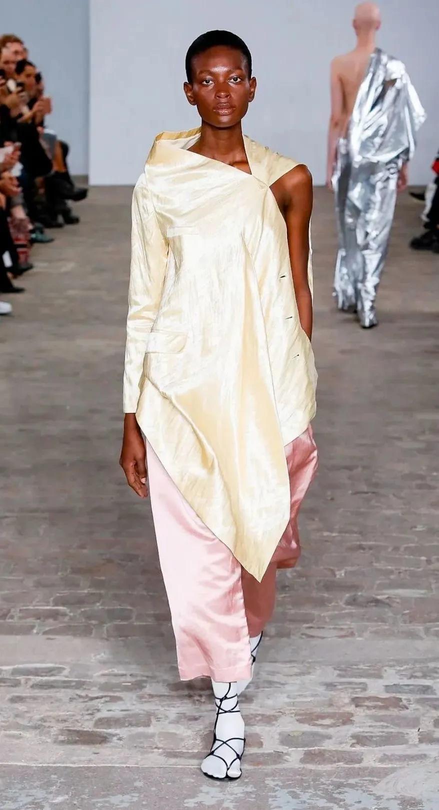 优雅、街头、暗黑揉为一体，拥有独特立体美学的韩国品牌