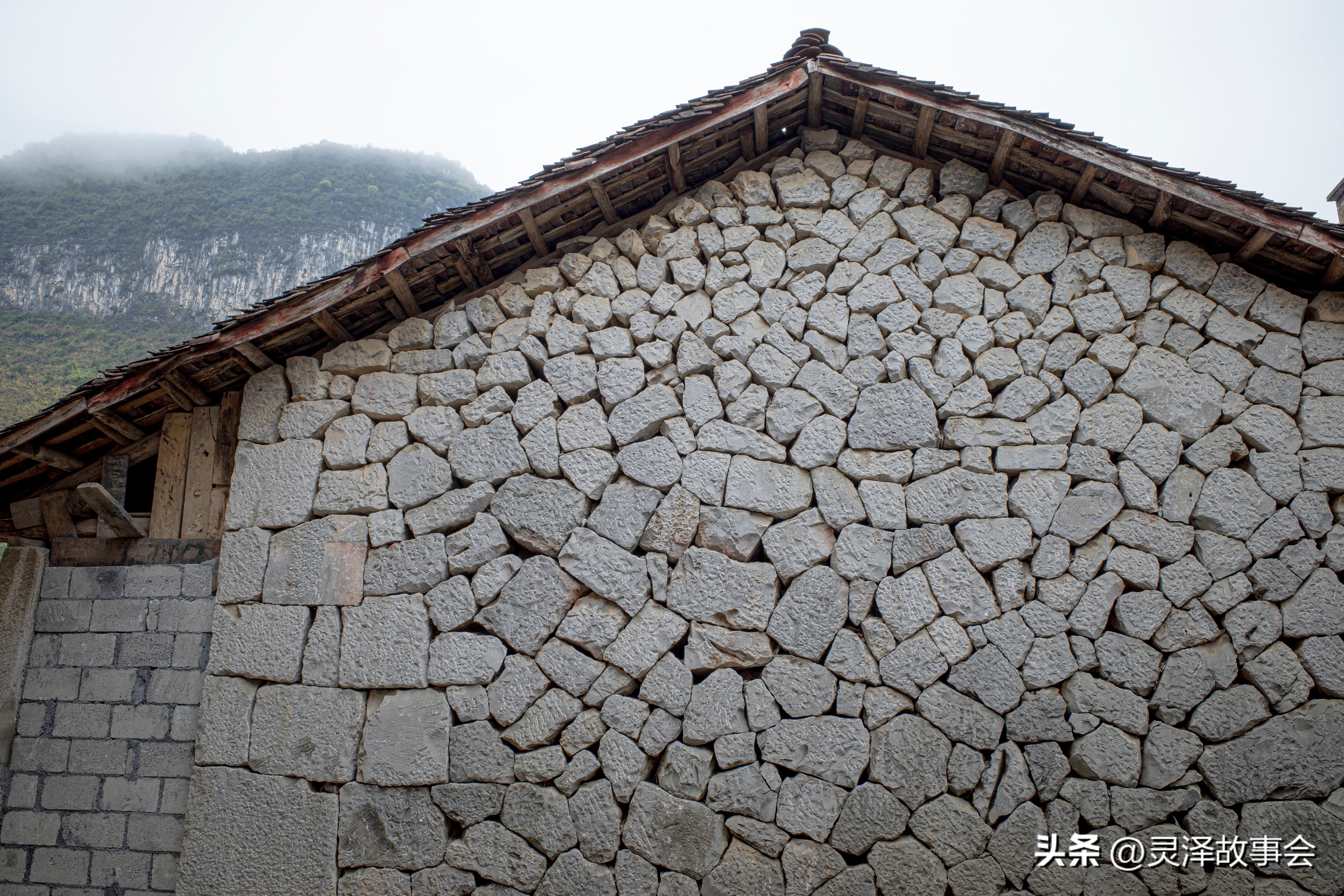 行走在即将消失的古村落,广西大山里的石头房子