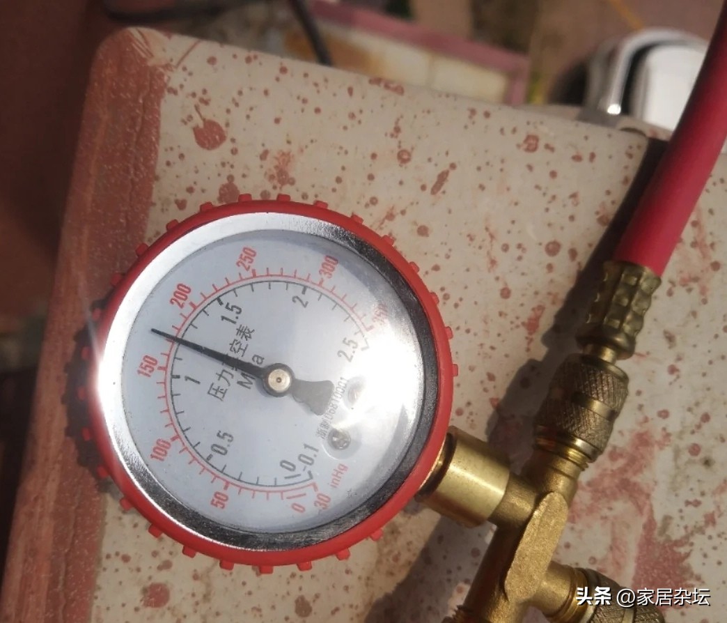 空调氟漏光了不用真空泵怎么加氟,空调漏氟费用比加氟费用高