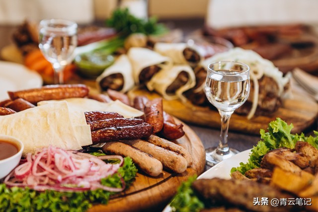 俄罗斯玩两个月需要多少人民币,俄罗斯是发达国家吗旅游攻略