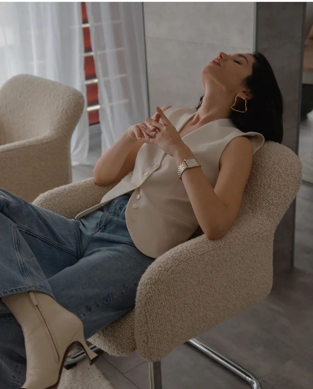 秋日马甲穿搭的n种,春天咖色格子针织马甲怎么搭配