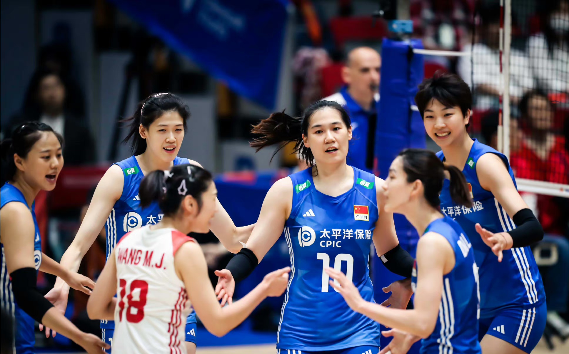 恭喜蔡斌！一样的队服不一样的阵容，中国女排迎来蓝色的胜利喜悦